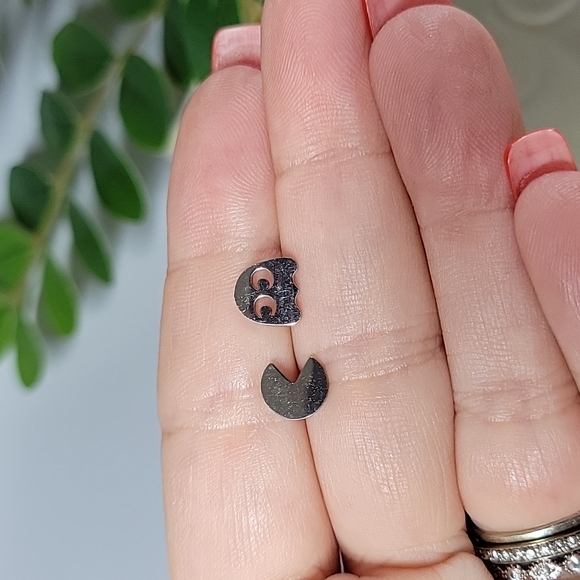 PacMan Gamer Stud Earrings, unisex - Picture 4 of 5